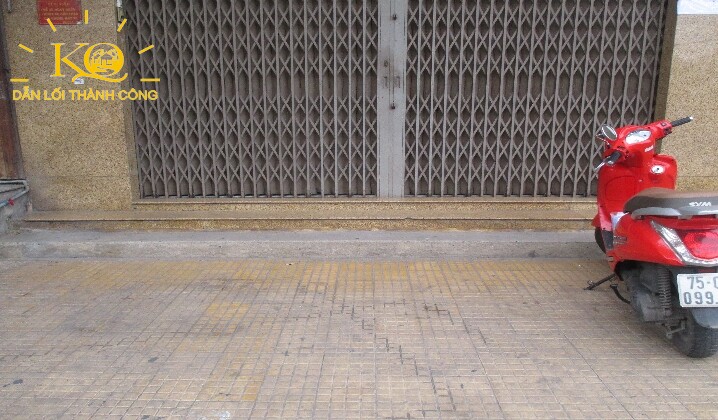 Mặt trước căn nhà Nhìn căn nhà từ bên ngoài