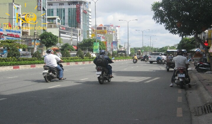 Con đường vào nhà Nhìn căn nhà từ bên ngoài