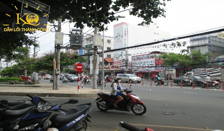 Con đường vào nhà Nhìn căn nhà từ bên ngoài