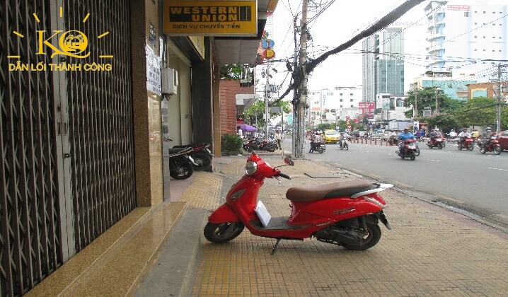 Con đường vào nhà Nhìn căn nhà từ bên ngoài