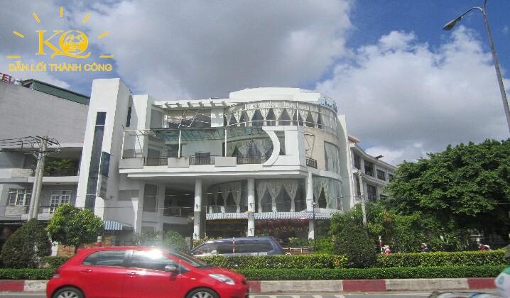 Nhìn căn nhà từ bên ngoài Nhìn căn nhà từ bên ngoài