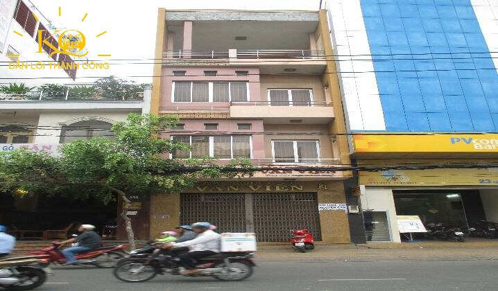 Nhìn căn nhà từ bên ngoài Nhìn căn nhà từ bên ngoài