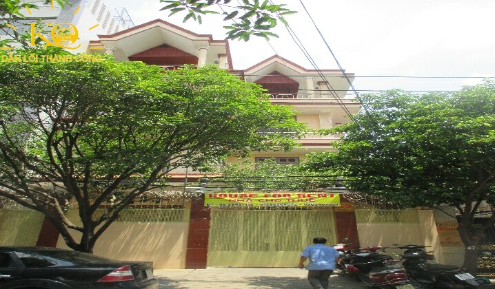 Nhìn căn nhà từ bên ngoài Nhìn căn nhà từ bên ngoài