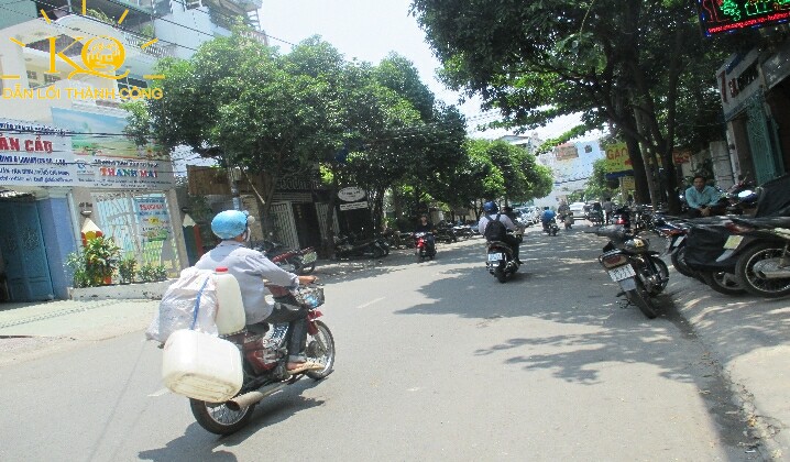 Con đường vào nhà mặt trước nhà