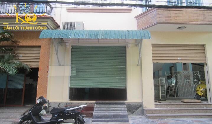 Mặt trước căn nhà Nhìn căn nhà từ bên ngoài