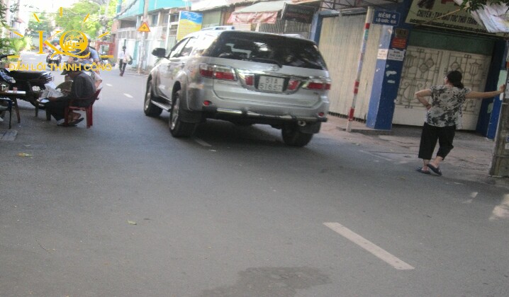 Con đường vào nhà Nhìn căn nhà từ bên ngoài