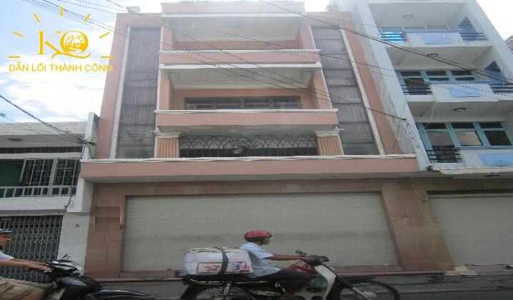 Nhìn căn nhà từ bên ngoài Nhìn căn nhà từ bên ngoài