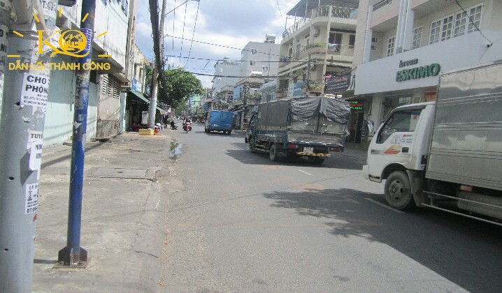 Con đường vào nhà mặt trước nhà