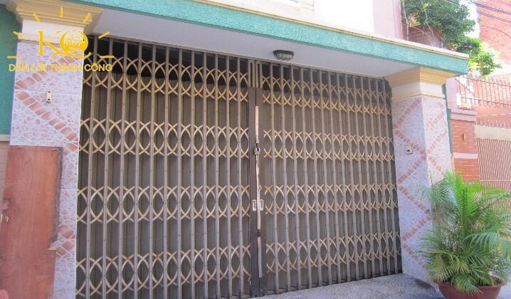 Mặt trước căn nhà Nhìn căn nhà từ bên ngoài