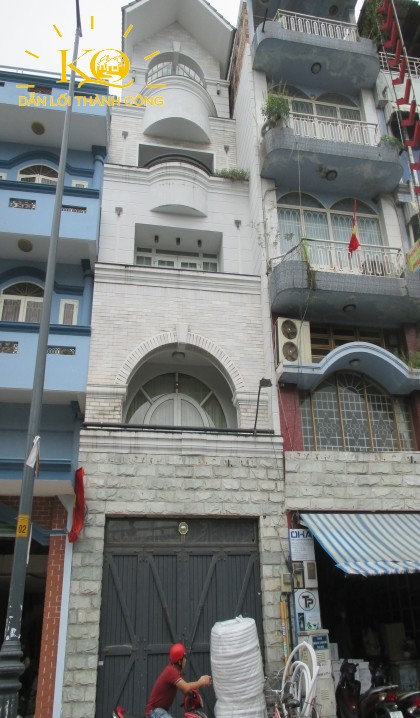 Nhìn căn nhà từ bên ngoài Nhìn căn nhà từ bên ngoài