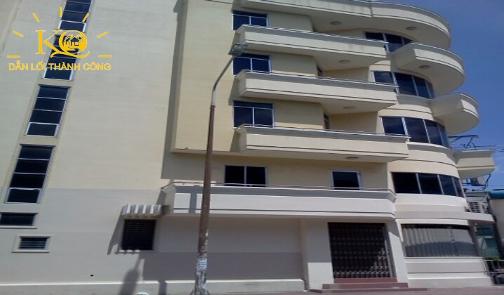 Nhìn căn nhà từ mặt đường Út Tịch Nhìn căn nhà từ bên ngoài