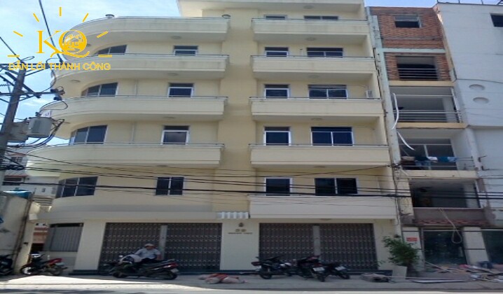 Nhìn căn nhà từ mặt đường Hoàng Việt Nhìn căn nhà từ bên ngoài