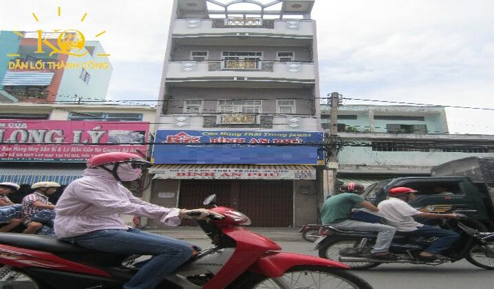 Nhìn căn nhà từ bên ngoài Nhìn căn nhà từ bên ngoài