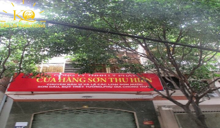 Nhìn căn nhà từ bên ngoài Nhìn căn nhà từ bên ngoài