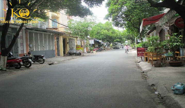 Con đường vào nhà mặt trước nhà