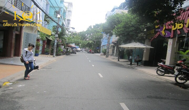 Con đường vào nhà mặt trước nhà