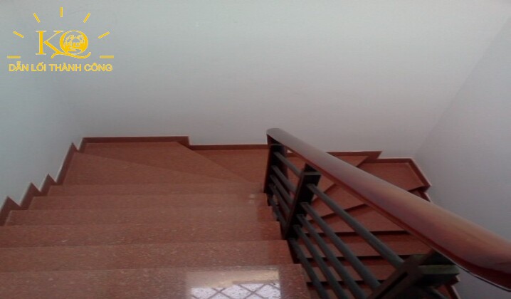 Cầu thang mặt trước nhà