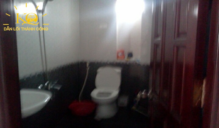 Phòng vệ sinh mặt trước nhà