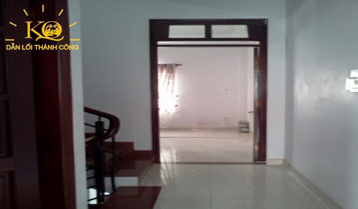 Hành lang ở cầu thang mặt trước nhà