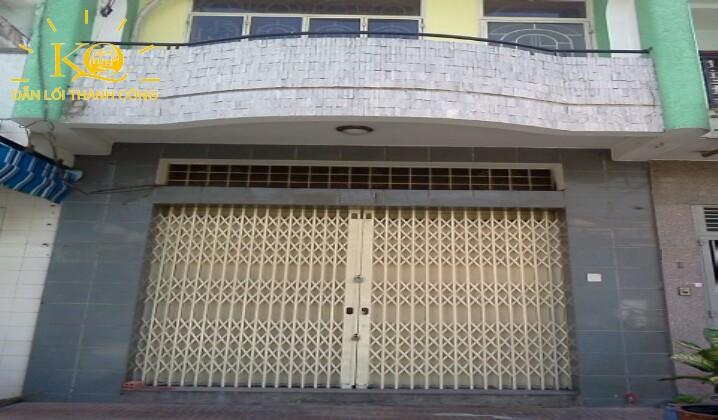 Nhìn căn nhà từ bên ngoài Nhìn căn nhà từ bên ngoài