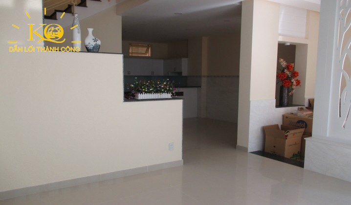 Từ phòng khách nhìn vào gian bếp