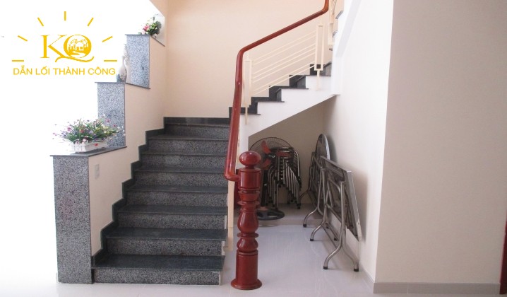 Cầu thang lên tầng trên