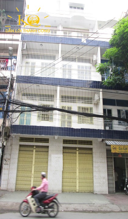 Nhìn căn nhà từ bên ngoài Nhìn căn nhà từ bên ngoài