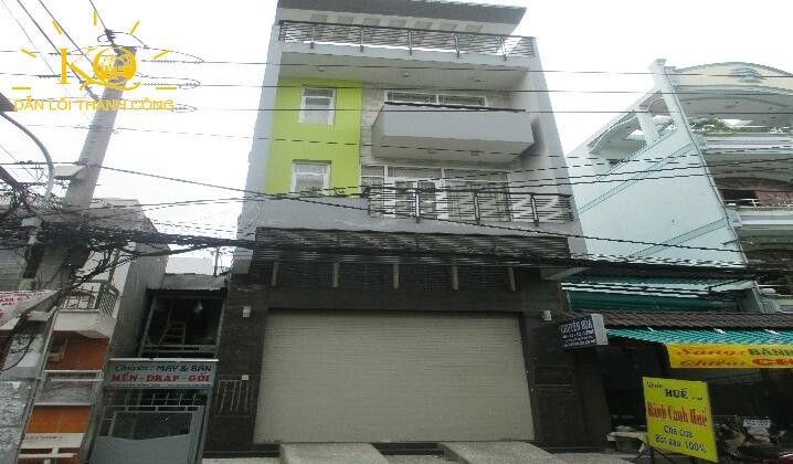 Nhìn căn nhà từ bên ngoài Nhìn căn nhà từ bên ngoài