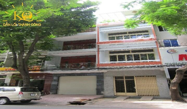 Nhìn căn nhà từ bên ngoài Nhìn căn nhà từ bên ngoài