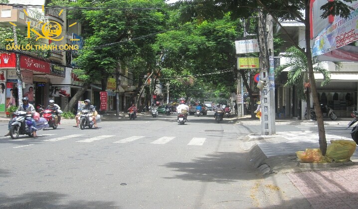 Con đường vào nhà Nhìn căn nhà từ bên ngoài