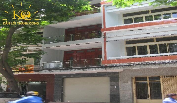 Nhìn căn nhà từ bên ngoài Nhìn căn nhà từ bên ngoài