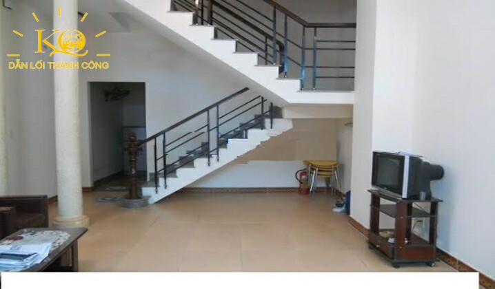 Cầu thang mặt trước nhà