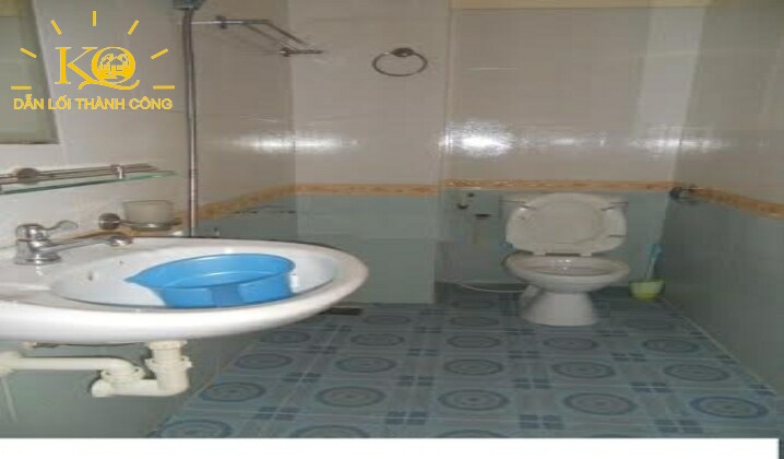 Phòng vệ sinh  mặt trước nhà