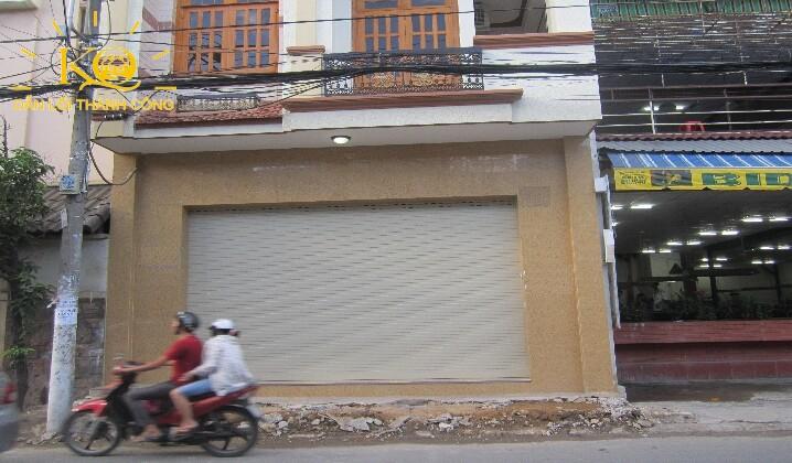 Nhìn căn nhà từ bên ngoài Nhìn căn nhà từ bên ngoài