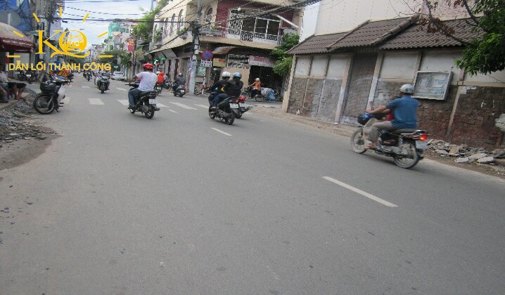 Con đường vào nhà Nhìn căn nhà từ bên ngoài