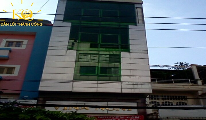 Nhìn căn nhà từ bên ngoài Nhìn căn nhà từ bên ngoài