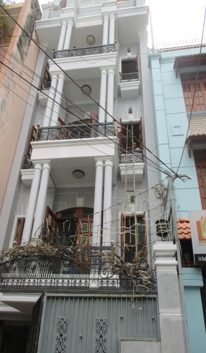 Nhìn căn nhà từ bên ngoài Nhìn căn nhà từ bên ngoài