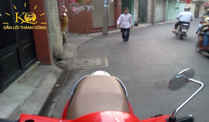 Nhìn căn nhà từ bên ngoài Nhìn căn nhà từ bên ngoài