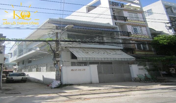 Nhìn căn nhà từ bên ngoài Nhìn căn nhà từ bên ngoài