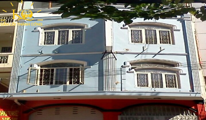 Nhìn căn nhà từ bên ngoài Nhìn căn nhà từ bên ngoài