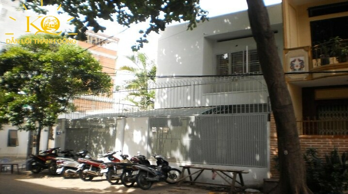 không gian phía trước nhiều cây xanh, thoáng mát không gian phía trước nhiều cây xanh, thoáng mát