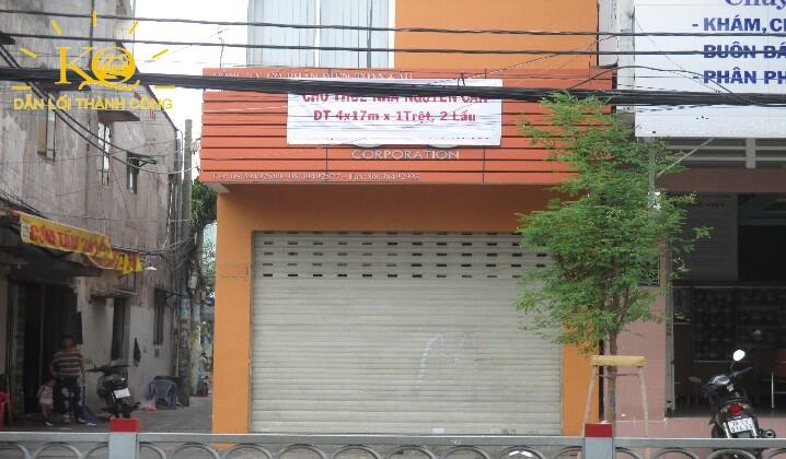 Mặt trước căn nhà Nhìn căn nhà từ bên ngoài