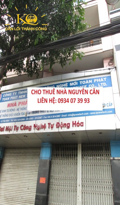 Nhìn căn nhà từ bên ngoài Nhìn căn nhà từ bên ngoài