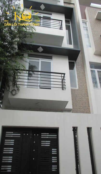 Nhìn căn nhà từ bên ngoài Nhìn căn nhà từ bên ngoài