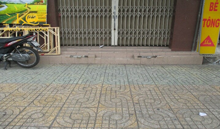 Mặt trước căn nhà Nhìn căn nhà từ bên ngoài