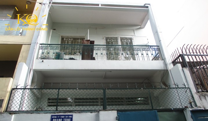 Bên ngoài căn nhà