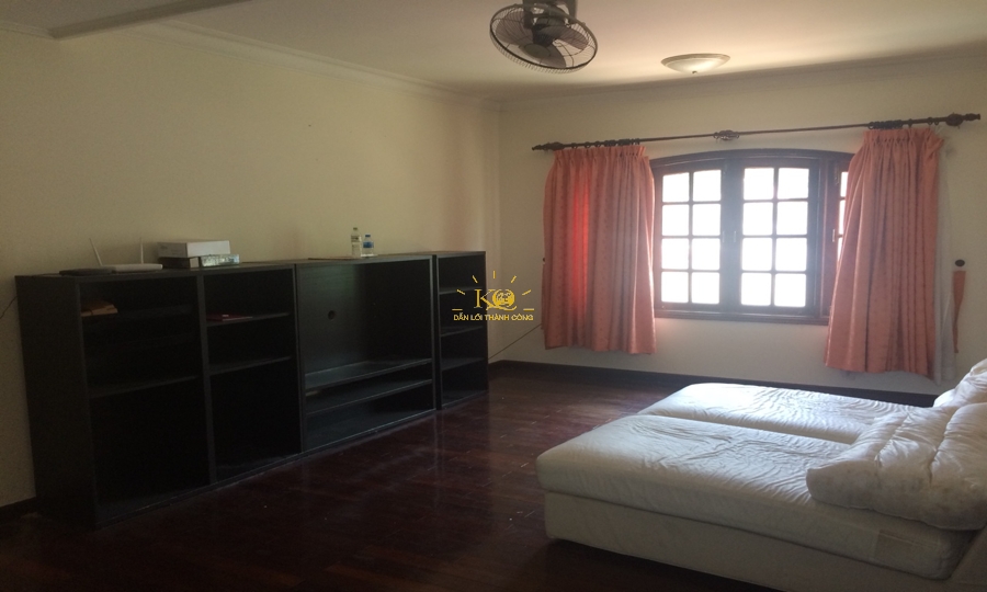 Phòng ngủ rộng, sàn lót gỗ. Phòng ngủ rộng, sàn lót gỗ.