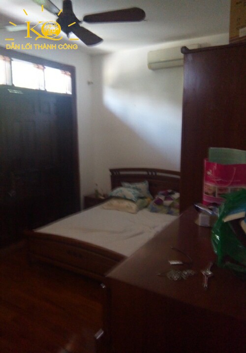 Phòng ngủ phía sau cầu thang Phòng ngủ phía sau cầu thang