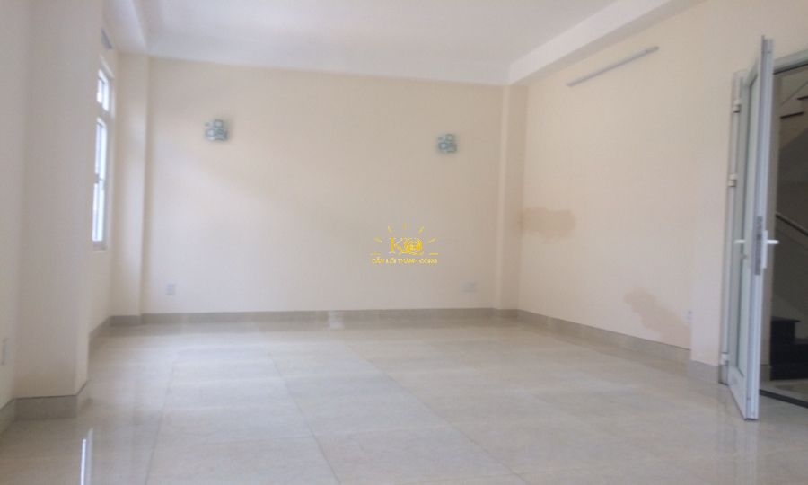 Nhà cho thuê có nhiều cửa sổ kính. Nhà cho thuê có nhiều cửa sổ kính.