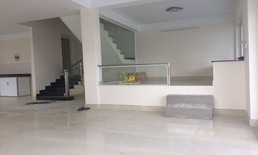 Khu vực cầu thang lên lầu.